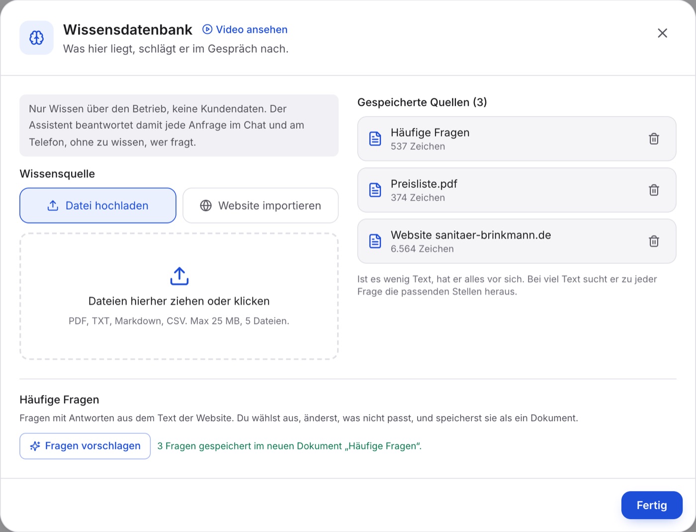 Fenster „Wissensdatenbank“, links der Hinweis „Nur Wissen über den Betrieb, keine Kundendaten“ und die Knöpfe „Datei hochladen“ und „Website importieren“, rechts „Gespeicherte Quellen (3)“.