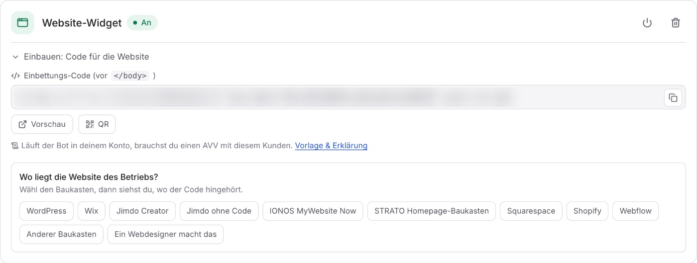 Karte „Website-Widget“ mit „Einbauen: Code für die Website“ aufgeklappt, der Code weichgezeichnet, darunter Vorschau, QR, die Zeile zum AVV und die Auswahl „Wo liegt die Website des Betriebs?“ mit den Baukästen.