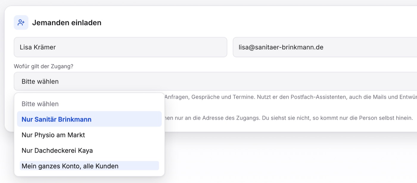 „Jemanden einladen“ mit „Lisa Krämer“ und „lisa@sanitaer-brinkmann.de“, darunter die aufgeklappte Auswahl „Wofür gilt der Zugang?“ mit den einzelnen Kunden.