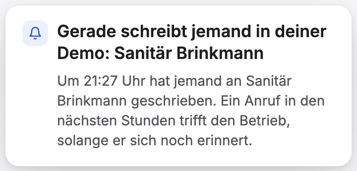 Die Nachricht „Gerade schreibt jemand in deiner Demo: Sanitär Brinkmann“ mit Uhrzeit und dem Rat, bald anzurufen.