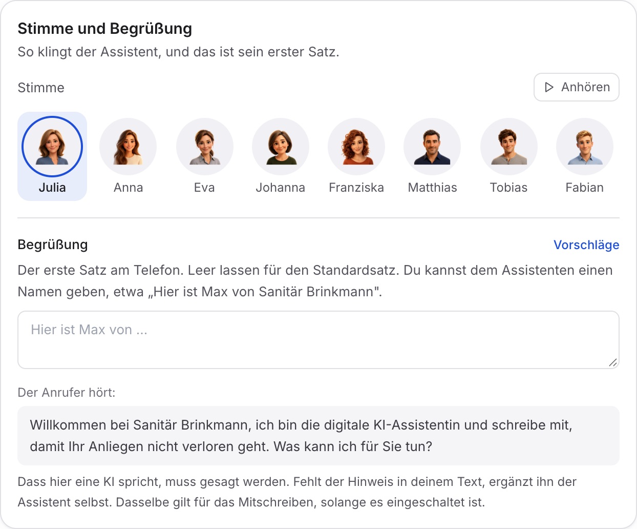 acht Gesichter mit Vornamen, Julia gewählt, rechts „Anhören“, darunter das Feld „Begrüßung“ mit „Vorschläge“ und der Kasten „Der Anrufer hört:“.