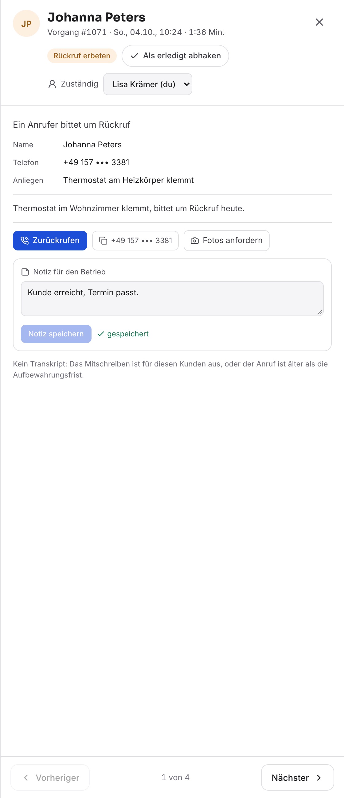 Das Fenster rechts mit „Johanna Peters“, „Vorgang #1071“, den Knöpfen „Zurückrufen“ und „Fotos anfordern“, der gespeicherten „Notiz für den Betrieb“ und oben „Als erledigt abhaken“.