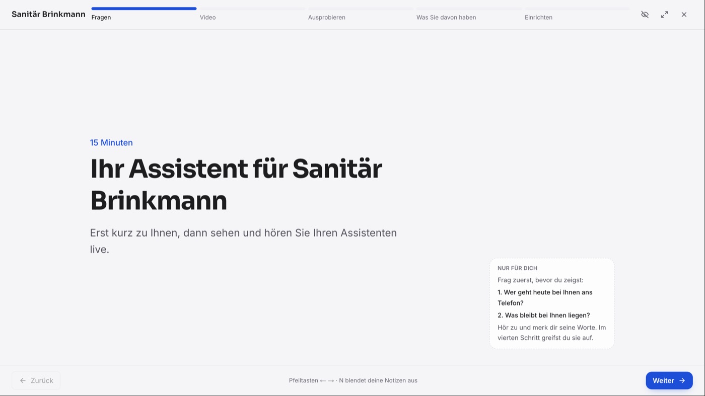 Der Call-Modus im ersten Schritt „Ihr Assistent für Sanitär Brinkmann“, daneben die Notizen nur für den Partner mit den zwei Fragen.