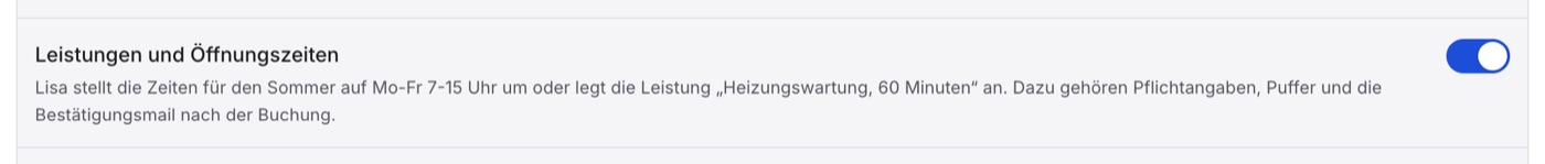 Die Zeile „Leistungen und Öffnungszeiten“ mit eingeschaltetem Schalter und dem Satz „Lisa stellt die Zeiten für den Sommer auf Mo-Fr 7-15 Uhr um …“.