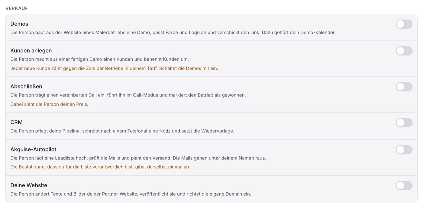 Das Formular „Jemanden einladen“ mit „Mein ganzes Konto, alle Kunden“, darunter die Gruppe Verkauf mit Demos, Kunden anlegen, Abschließen und CRM.